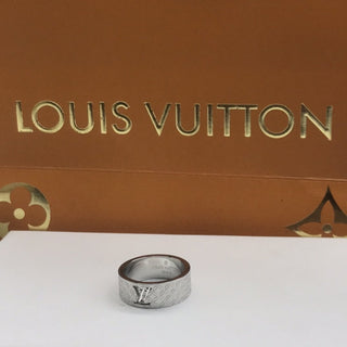 Fashionable hollow carved ring