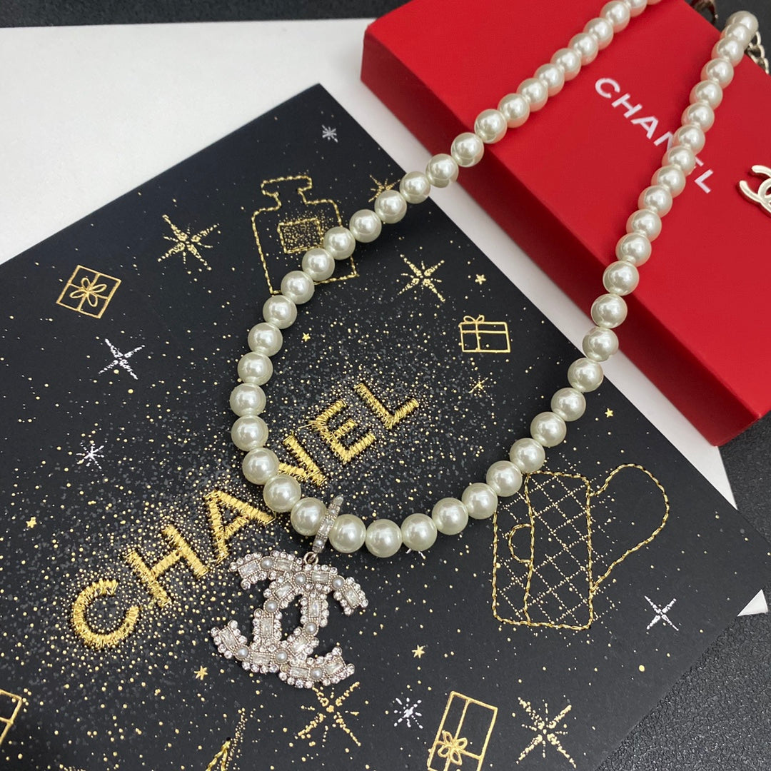 Fashion CC pearl pendant necklace
