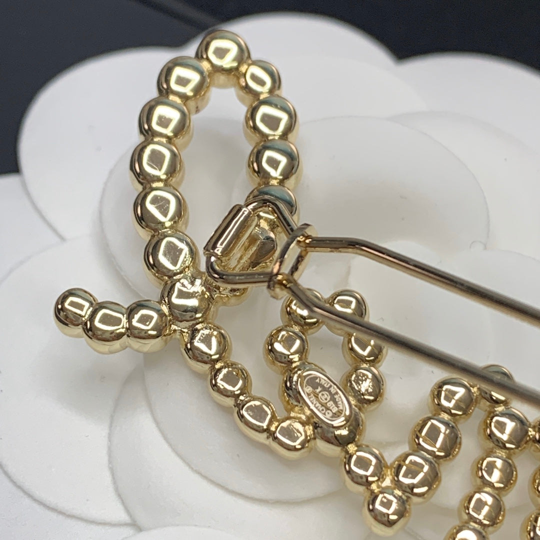 Fashion CC rhinestone pearl letter hair clip