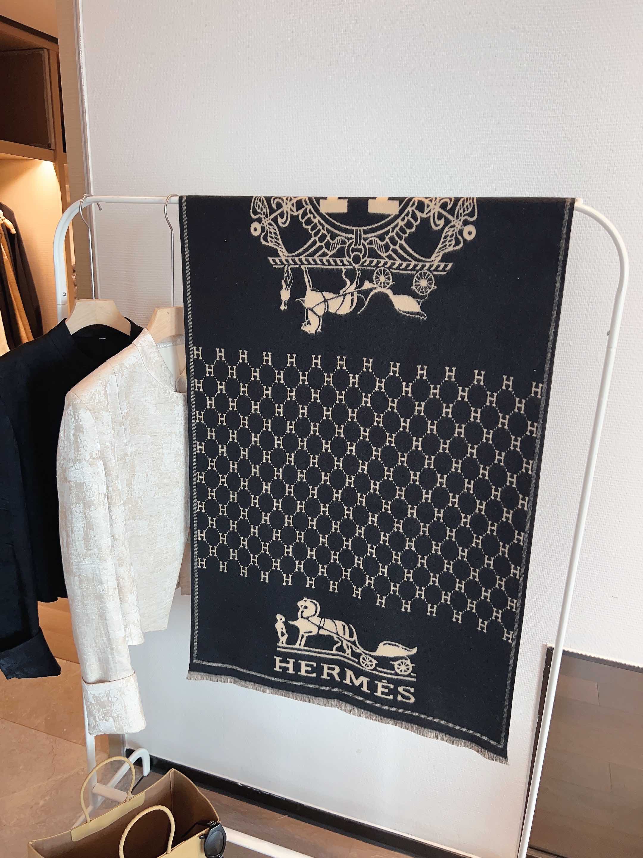 Fashion letter H scarf with horse hanging pattern