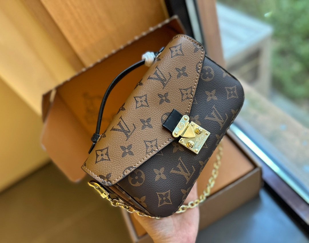 Fashionable four-leaf clover letter lock crossbody bag