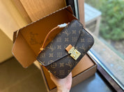 Fashionable four-leaf clover letter lock crossbody bag