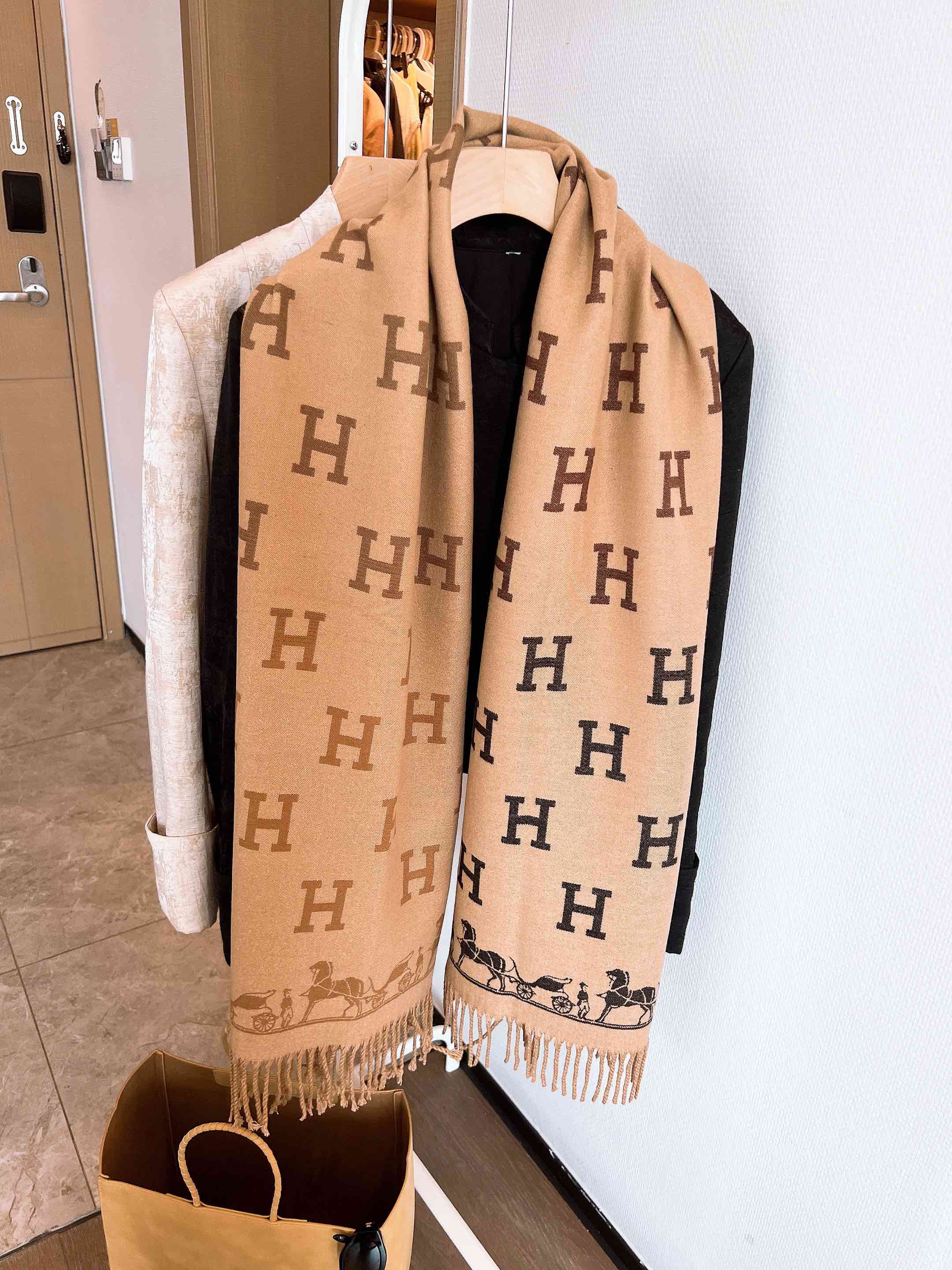 Fashionable H letter chain pattern scarf